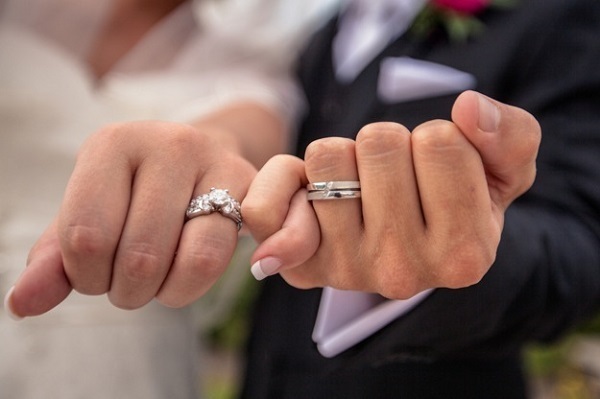 Cómo comprar un anillo de compromiso de diamantes 1 Cómo comprar un anillo de compromiso de diamantes