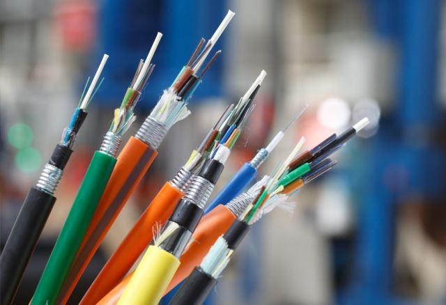 Cómo instalar cables de fibra óptica