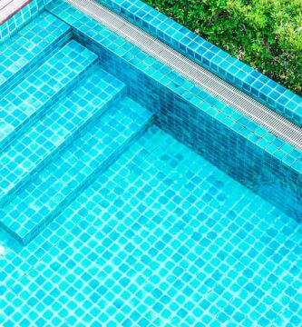 ¿Cuál es el mejor adhesivo para azulejos de piscina?