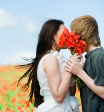 ¿Por qué se enamoran más en primavera?