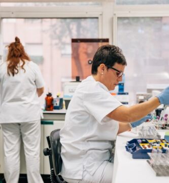 Laboratorio Clínico: Explorando su Importancia y Equipamiento Necesario